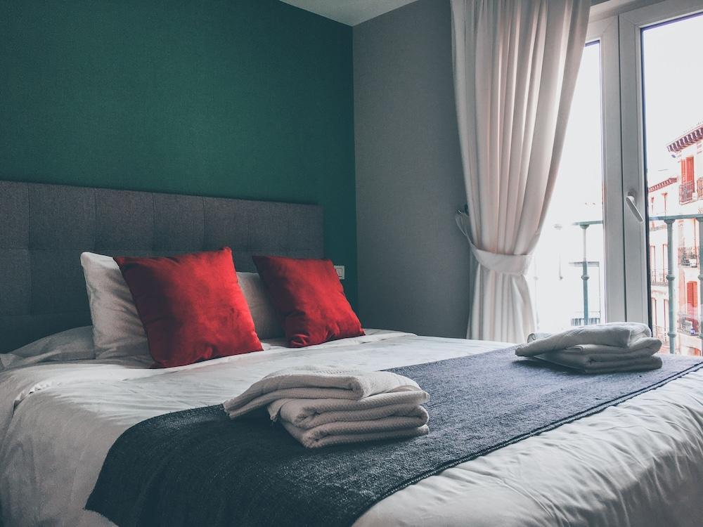 Apartamentos Cruz Мадрид Екстериор снимка